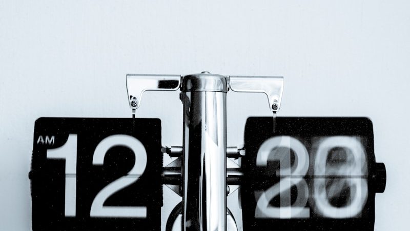 Reloj de sobremesa marcando la hora en una pared clara